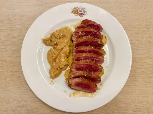 Magret de pato con salsa