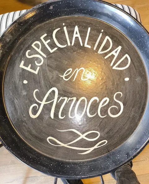 Paella tradicional con la leyenda «Especialidad en Arroces»