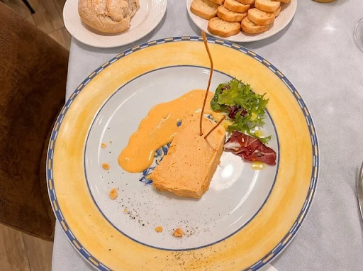 Pastel de cabracho con guarnición