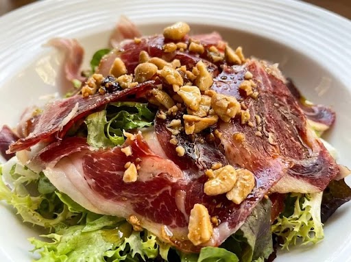 Ensalada con jamón ibérico y nueces