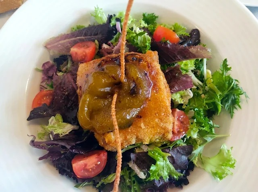 Ensalada con escalope crujiente