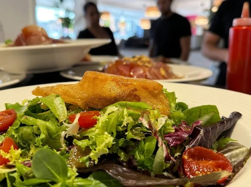 Ensalada fresca con crujiente