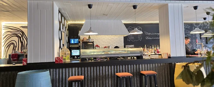 Barra y cocina abierta del restaurante