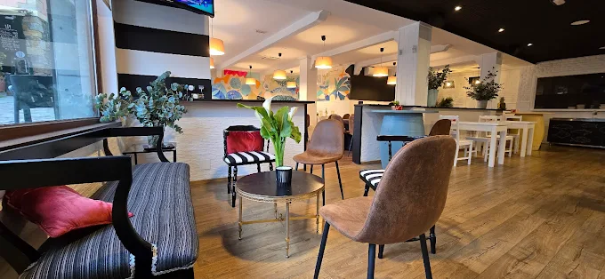 Zona lounge con sillones y plantas en el restaurante